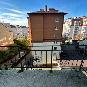 Готова до ремонту 1км з балконом! Обжитий будинок