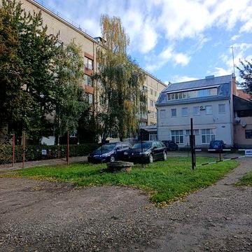 Вул. Івасюка (паркова зона), гарне місце і стан, кухня на 2 квартири !