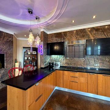 Центр,Поділ, Почайнінська 70 4-х кімнатна квартира з якісним ремонтом