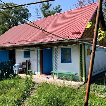 Продаж будинку в гарній локації з мальовничою природою