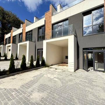 Продається таунхаус біля озера з терасами та басейном