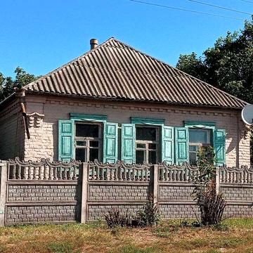 Продається затишний будинок з великою ділянкою!