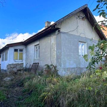 Продаж будинку під реконструкцію  біля Львова від власника .