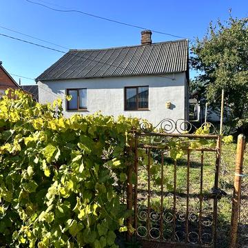 Половина цегляного будинку, з власною ділянкою