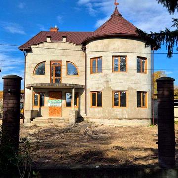Продаж будинка з басейном
