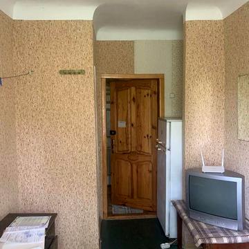 Продам 1 кімнатну гостинку метро Палац спорту 3 хв.