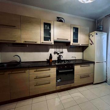 Черкаська вул., 4