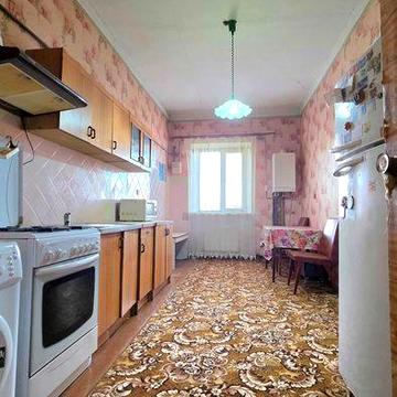 Затишна Велика 3-кім. квартира з косметичним ремонтом.
