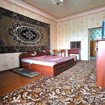 Затишна Велика 3-кім. квартира з косметичним ремонтом.