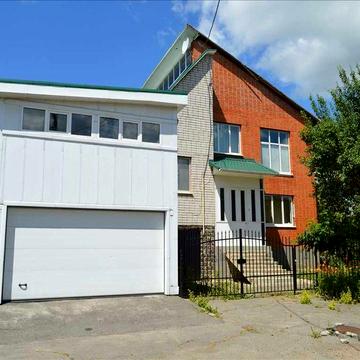 Добротний цегляний будинок на Червоному Шляху