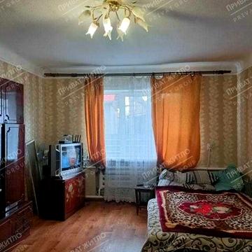 Частина будинку з окремим двором біля річки.