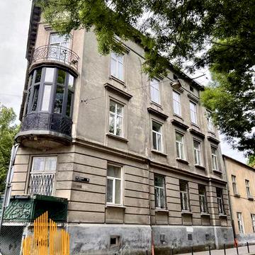 Продам 3-х кім квартиру + приміщення під оренду (24 м.кв.)