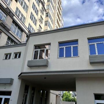 На Краковской 4 б , біля метро 3 х кім ЖК Строителей