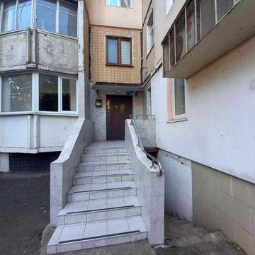 Продам трехкомнатную квартиру  на Таирова.