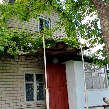 Терміново продам цегляний дачний будинок з гаражем і садом