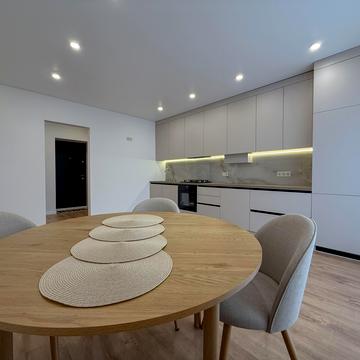 Студентська вул., 24