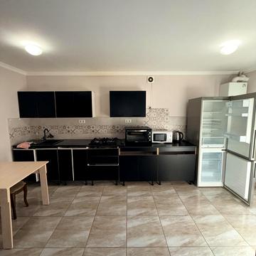 Білогірська вул., 18-Е