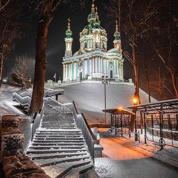 Оболонська вул., 35