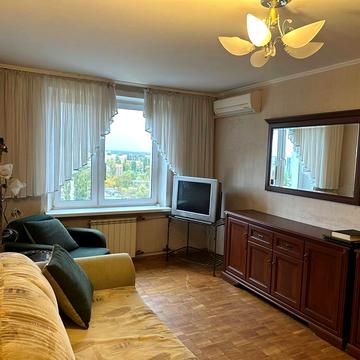 Братиславська вул., 12