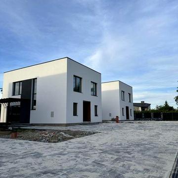 Власник.Сучасний будинок.Зданий.