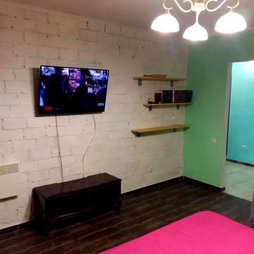 Фасадна квартира розташована в цегляному будинку на жвавому перехресті вулиць Ільфа та Петрова та Ак. Вільямса