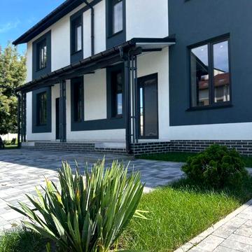 Продам таунхаус з оздобленням поряд з інфраструктурою