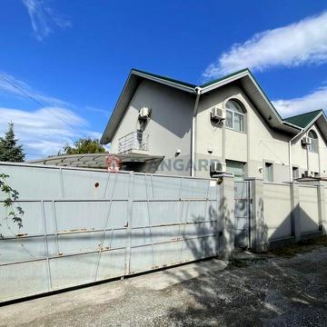 Заміський будинок біля річки.