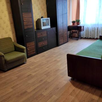 Академіка Булаховського вул., 32