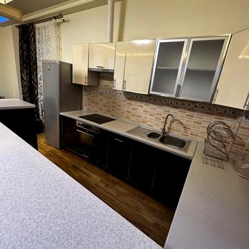 Оренда простороі квартири в центрі з паркомісцем і власним двориком