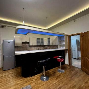 Оренда простороі квартири в центрі з паркомісцем і власним двориком