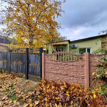 Частина будинку з окремим двором та зі зручностями.Масани.