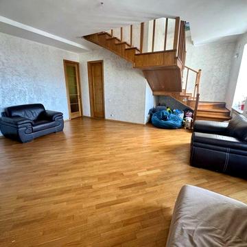 Продам 6 комнатную квартиру в центре