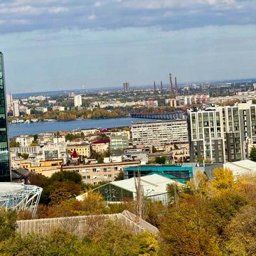 Продам 6 комнатную квартиру в центре