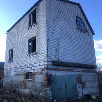 Продаеться 2х поверховий будинок із земельною ділянкою