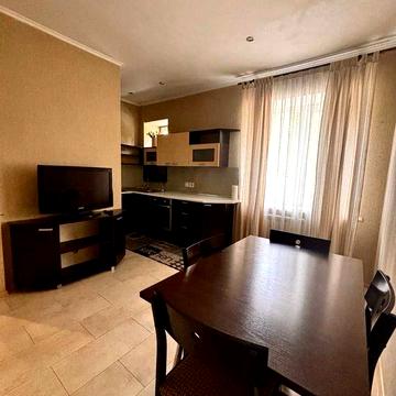 2-кімнатна біля метро КПІ | Центр | Сталінка, 59 м², ремонт