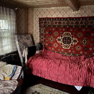 Здам окремий будинок,дві невеликі кімнати,пічне опалення.Без зручност.