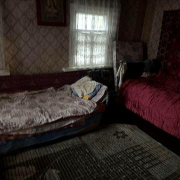 Здам окремий будинок,дві невеликі кімнати,пічне опалення.Без зручност.