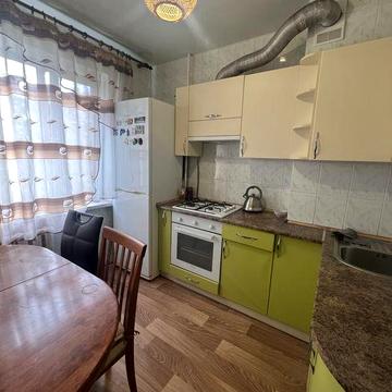 Продам 2 кімнатну квартиру мікрорайон Індустріальний .