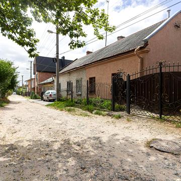 Дмитра Чижевського вул., 37