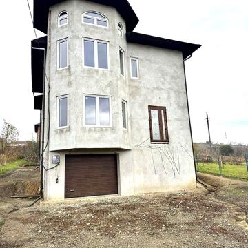 Гарний просторий будинок, якісно збудований