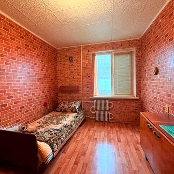 Продам 4 комнатную квартиру в жилом состоянии на В.Шума