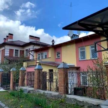 Затишний будинок в районі Павленківського парку