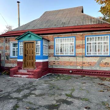 Будинок з господарством в Огульці