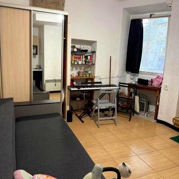 1 кімнатна квартира студія. Власник  Ближній центр. Напівцоколь .