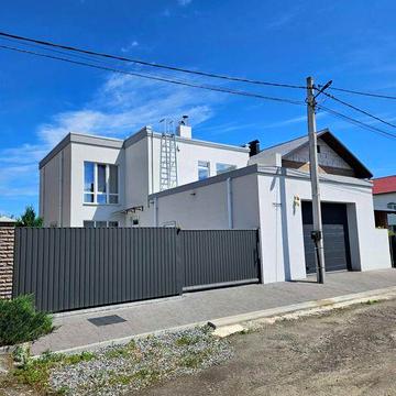 Продаєм  сучасний, двоповерховий будинок на ділянці в 6 соток.