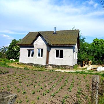 Гарний будиночок біля лісу.