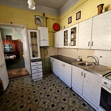 Оренда двохкімнатної квартири біля центру по вулиці Меретина 5