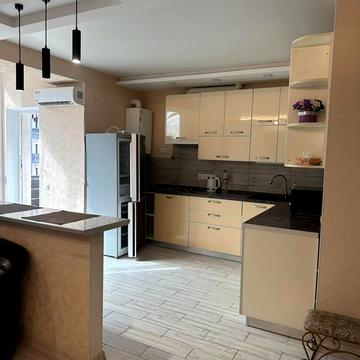 Героїв Небесної Сотні просп., 16/8