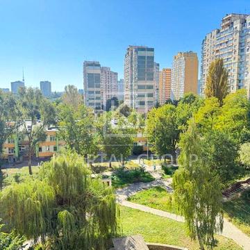 Продаж 2 к. квартири з ремонтом на середньому поверсі!