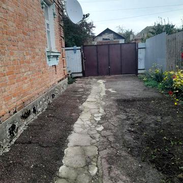 Пів Будинку АГО бiля зупинки